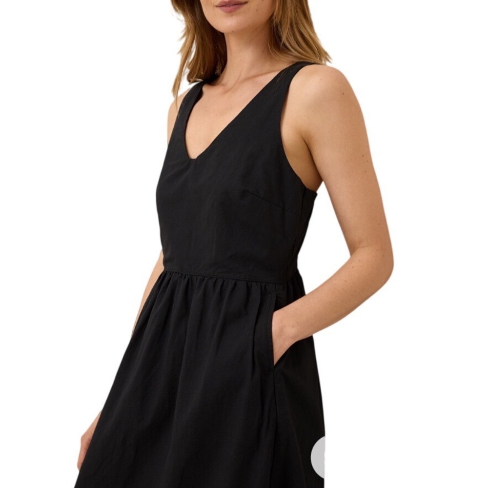 Black Sleeveless V-Neck Maxi Dress - Women - Picture 4 of 11